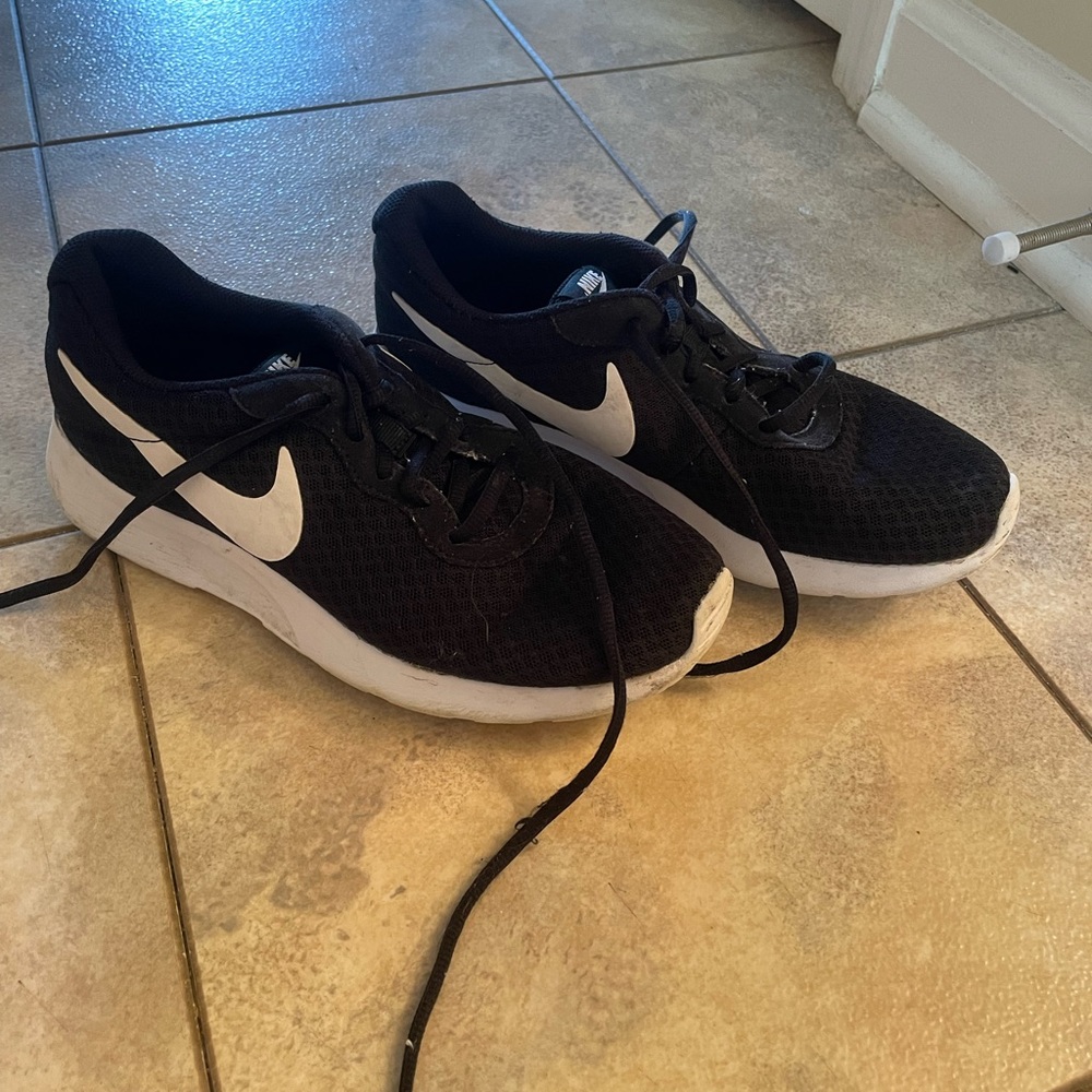 NIKE womens black tennis shoes